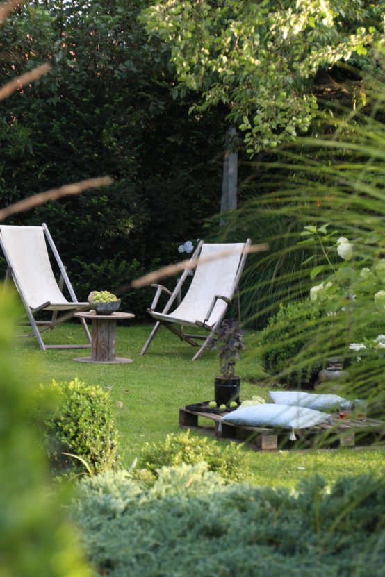 Vorhang auf! Laubbäume als Ergänzung zu Sonnenschirm und Co Liegestuhl (Bildquelle: Living & Green)