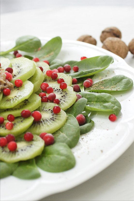 Winter *Kiwi-Spinatsalat mit Nusspesto* Kiwi Spinatsalat (Bildquelle: Living and Green)