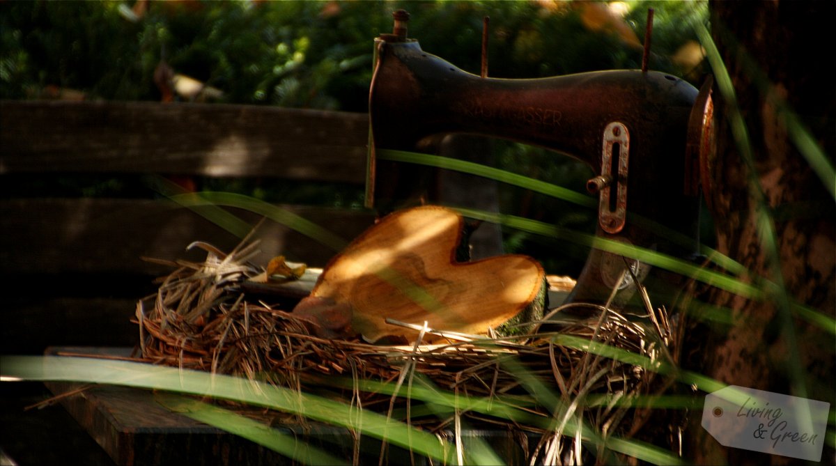 Gartenarbeiten im Oktober - Holzherz und Nähmaschine