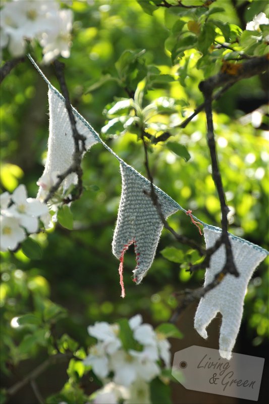 Tischlein deck dich .... Blütenfest  - Gestrickte Fahnengirlande Anleitung