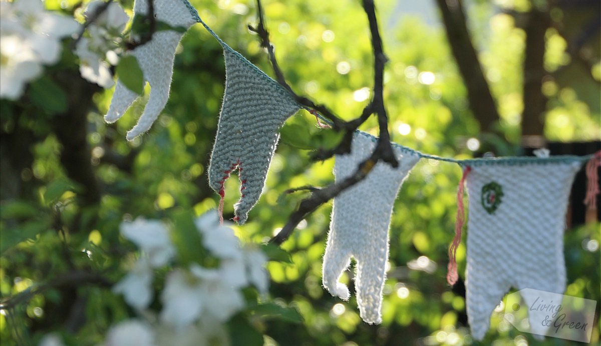 Tischlein deck dich .... Blütenfest  - Gestrickte Fahnengirlande Anleitung