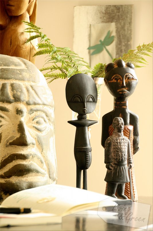 Work Space: Schreibtisch - Afrikanische Figuren