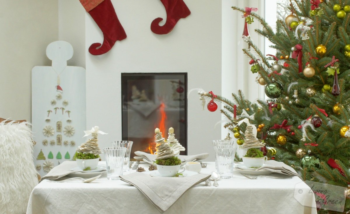 Tischlein deck dich ... weihnachtlich!  - Bäumchen aus alten Buchseiten DIY