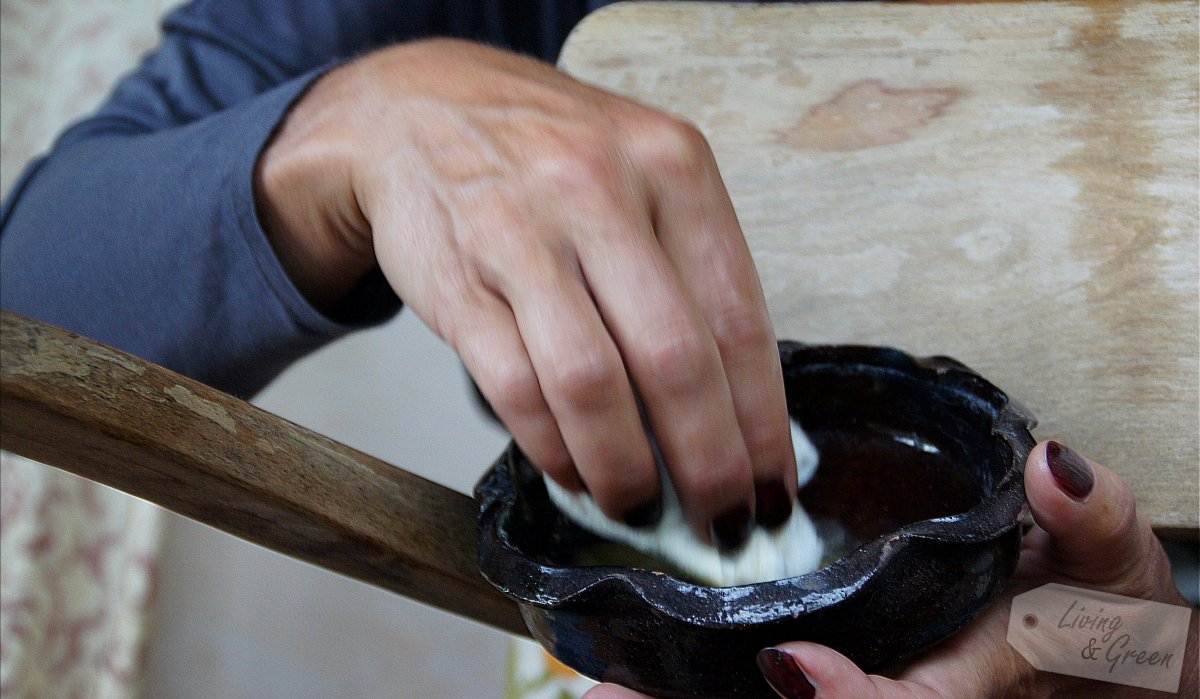 Holzpflege mit Olivenseife und Öl - Hand mit Tuch